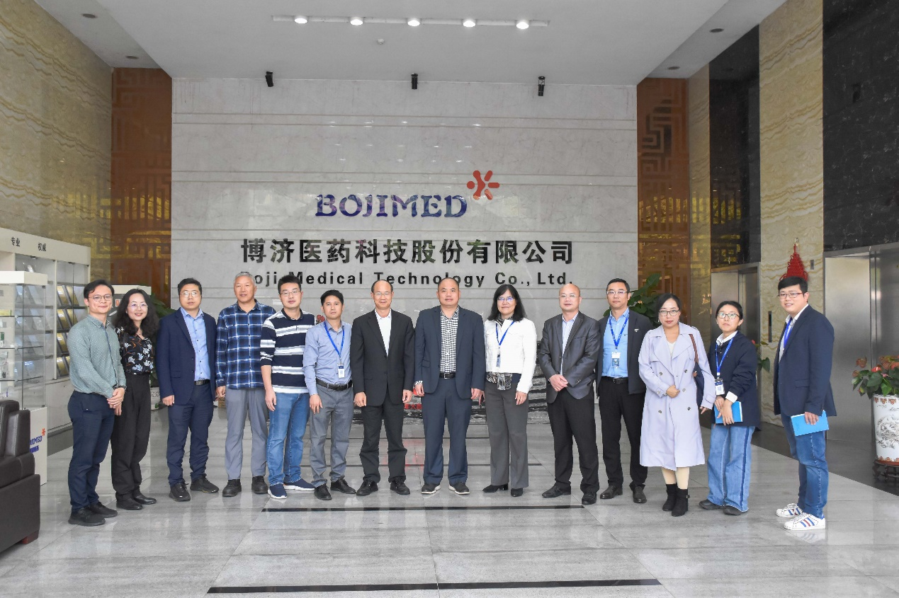 ��ɽ��ѧҩѧԺ�����ڣ�Ժ�����ı����һ�и�beat365ҽҩ���н���